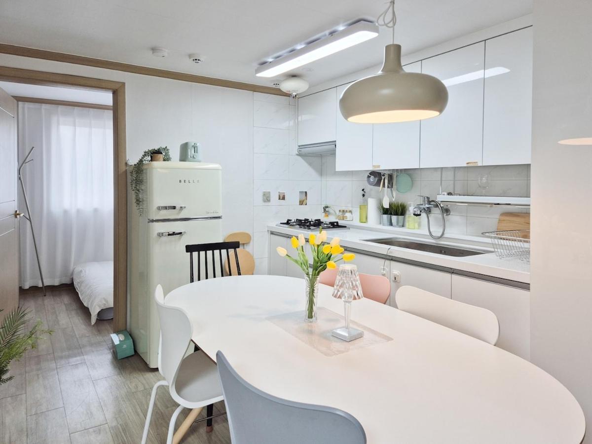 Stayjin Kachisanstation Gimpo Airportincheon Airport Yeouido Hongdae Gocheok Dome Up To 9people 4 Beds Pangsapuri Seoul