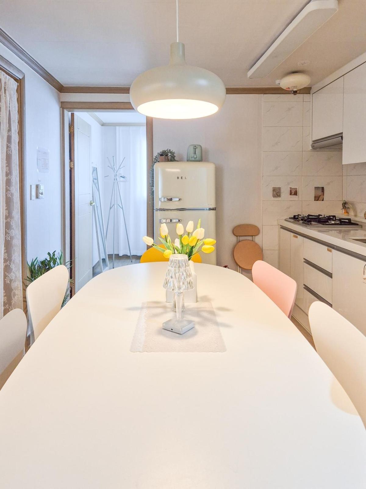 Stayjin Kachisanstation Gimpo Airportincheon Airport Yeouido Hongdae Gocheok Dome Up To 9people 4 Beds Apartment Seoul
