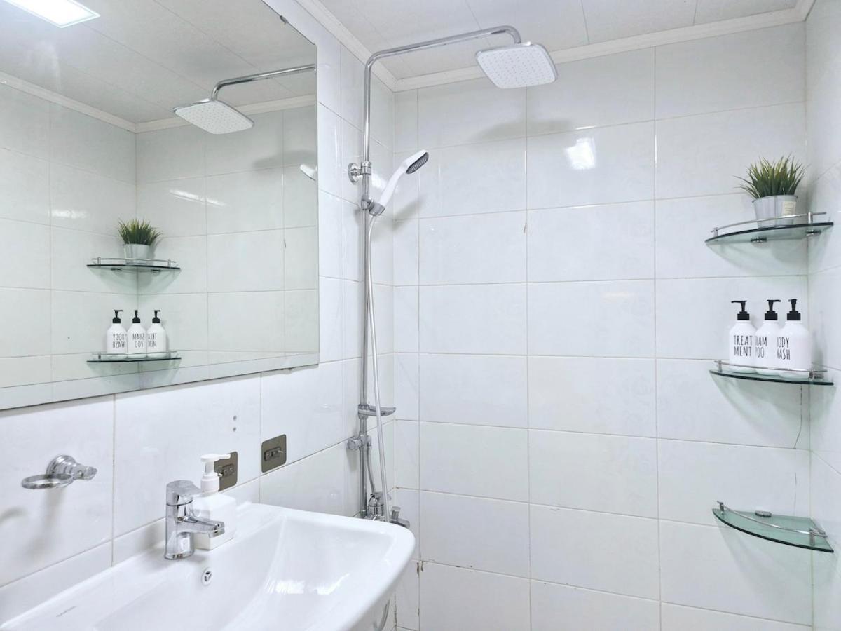 Stayjin Kachisanstation Gimpo Airportincheon Airport Yeouido Hongdae Gocheok Dome Up To 9people 4 Beds Apartment Seoul